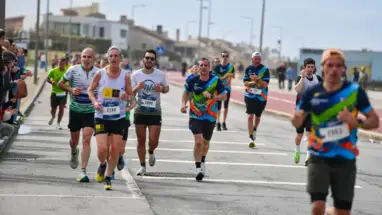 Atletas a correrem na Meia Maratona de Gaia.
